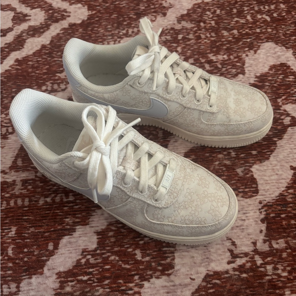Nike Women’s Air Force 1 ‘07 SE Shoe floral white NWOT - Picture 7 of 7